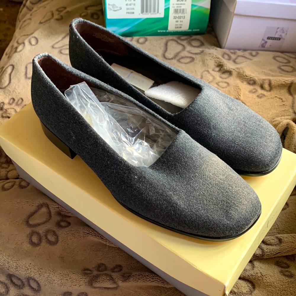 Charcoal gray women’s flats - First Issue a Liz Claiborne Company size 9.5